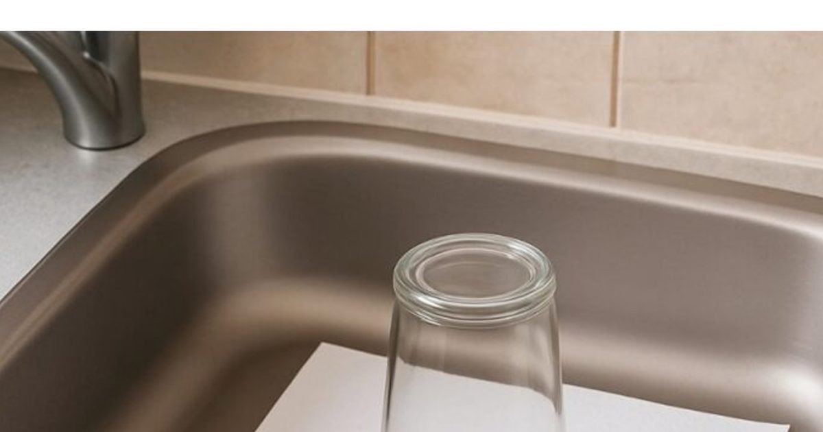 Voici pourquoi vous devriez toujours laisser un verre retourné et une feuille de papier dans l’évier avant de partir en vacances