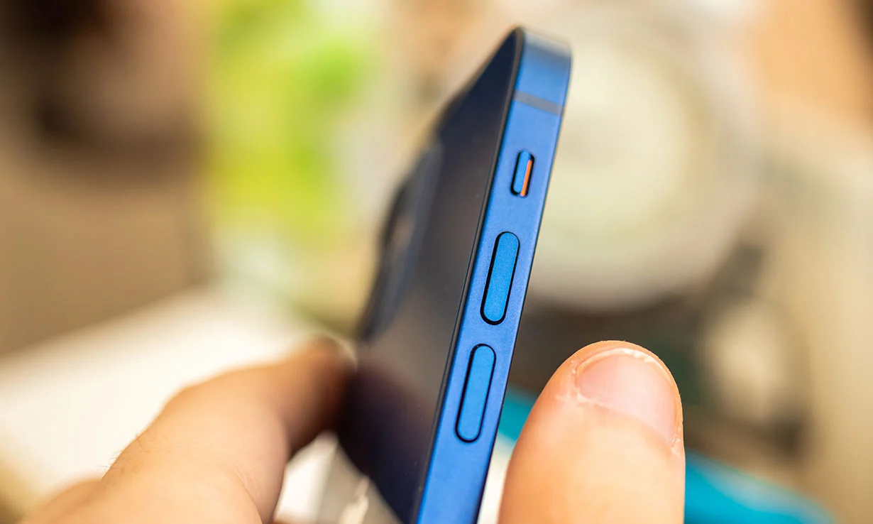 Votre téléphone cache bien son jeu : les boutons de volume dévoilent 12 astuces insoupçonnées que vous utilisez sans le savoir