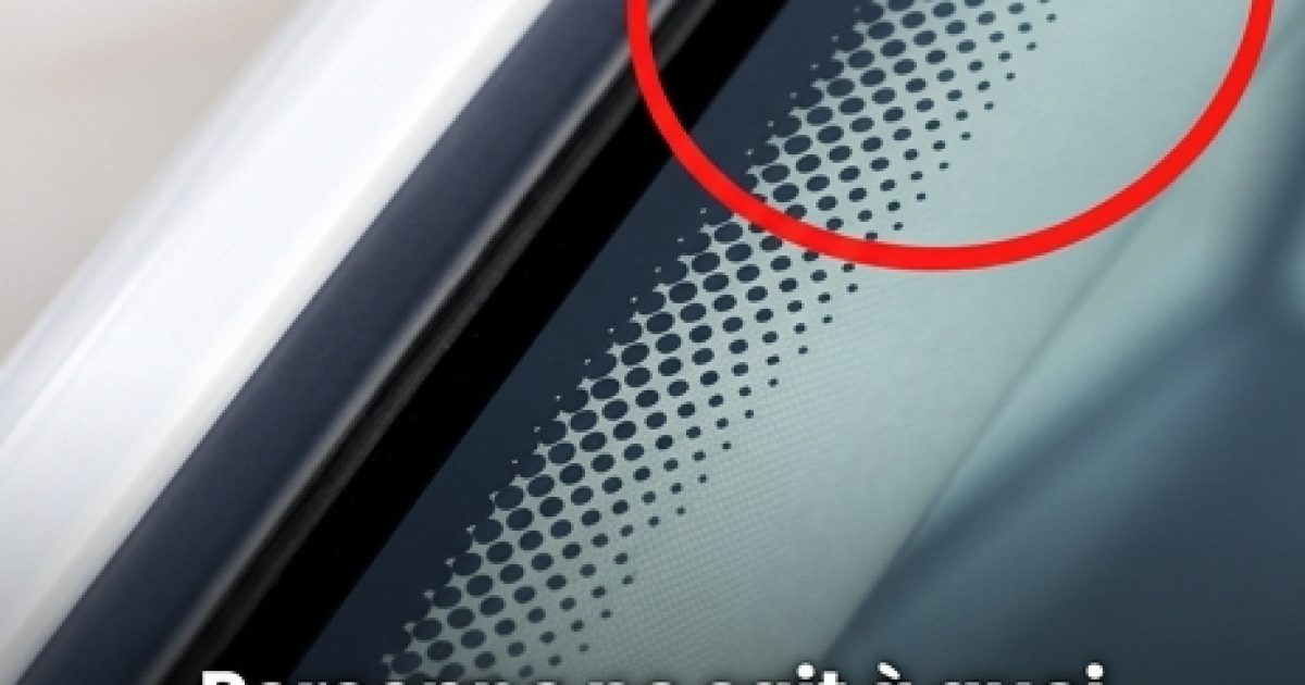 Vous les voyez tous les jours sans jamais y prêter attention… Ces petits points noirs sur votre pare-brise ont pourtant une utilité surprenante