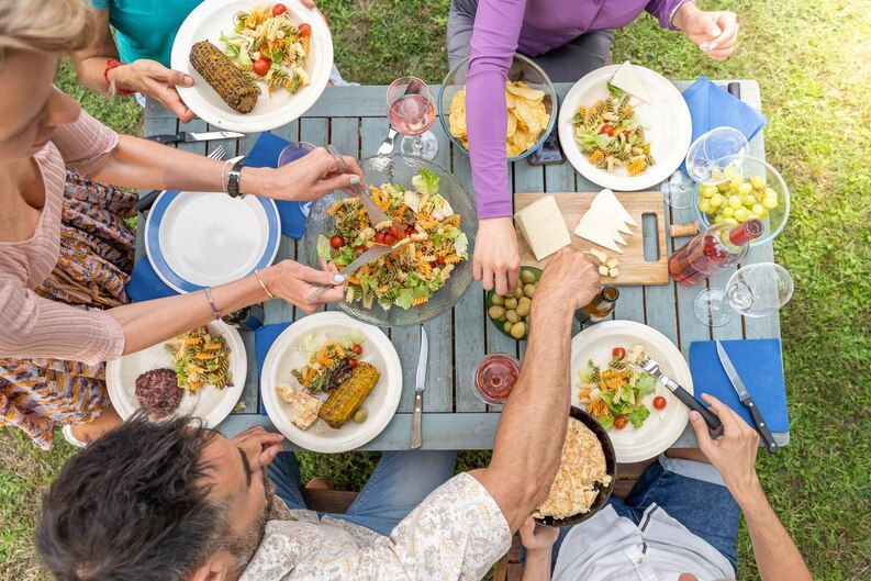 Repas familial convivial autour d'une table en bois