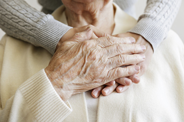 Tentative de vol au distributeur : trois malfaiteurs ignorent que leur cible de 77 ans n’est pas une victime ordinaire