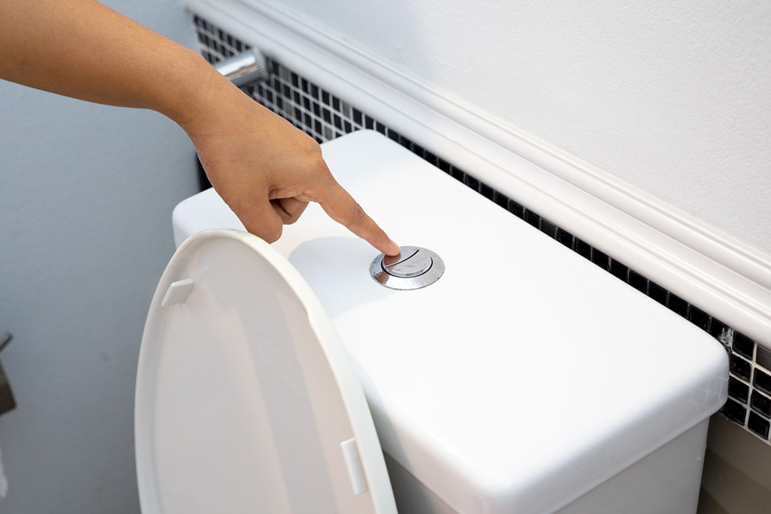 Le petit geste qui allège votre facture d’eau : tout savoir sur la double chasse des toilettes