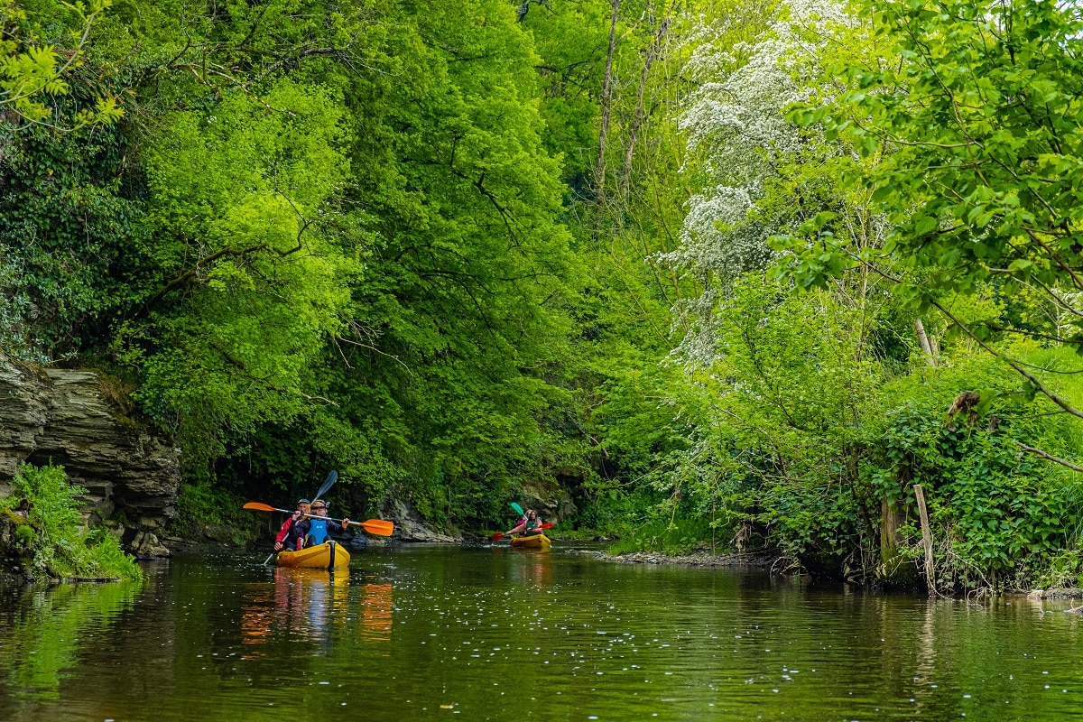Personne portant un sac à l'épaule lors d'une balade nature