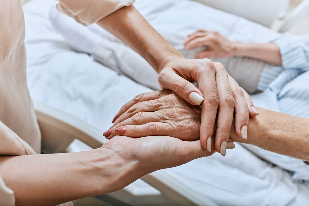 Accompagner jusqu'au bout : les signes naturels de la fin de vie expliqués simplement