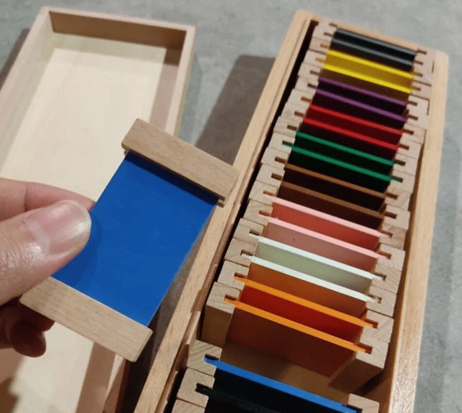 Boîte Montessori en bois avec lattes colorées