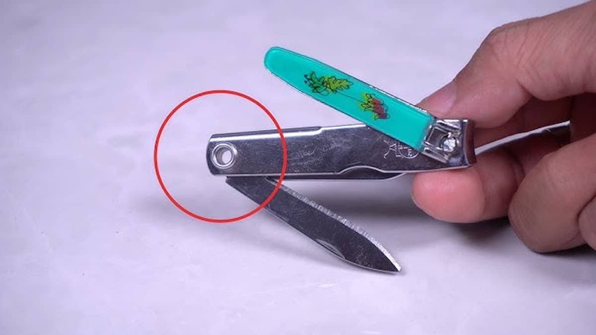 Utilisation astucieuse du trou du coupe-ongles