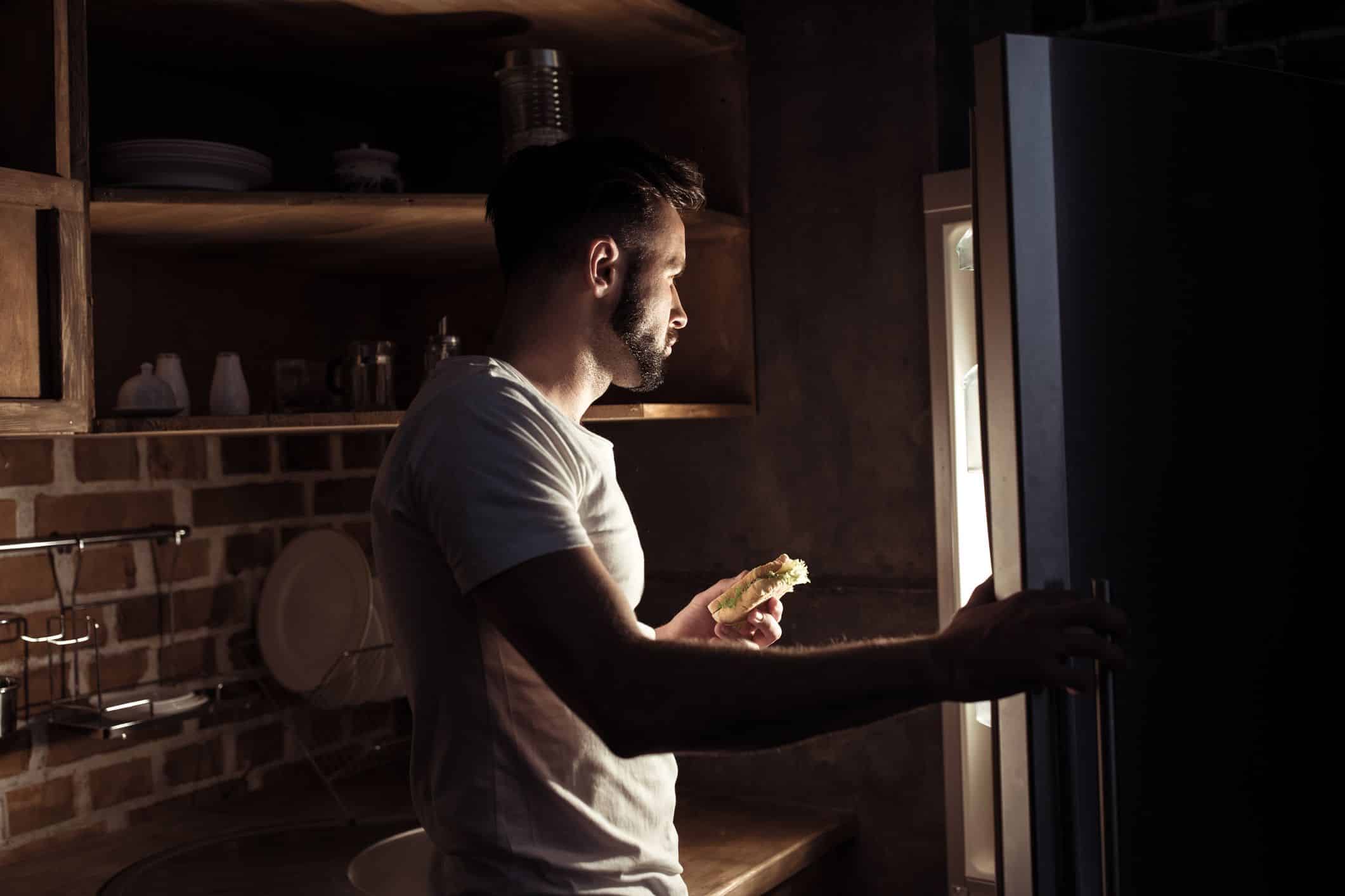 Homme dînant tard le soir